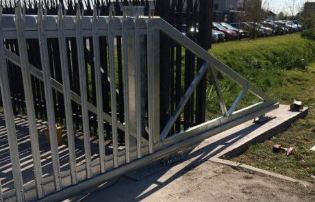 sliding aluminium commercial gates with palisades