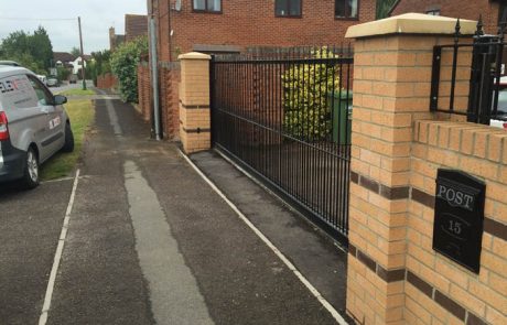 ‘The Westbury’ – Steel Decorative Straight Top Automatic Gate