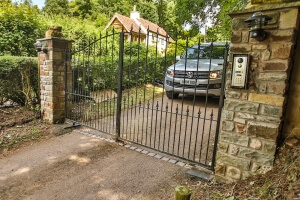 automated electric steel swinging arch top metal gates with finials and dog bars